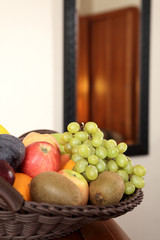 Fruechte in Korbschale im Hotelzimmer