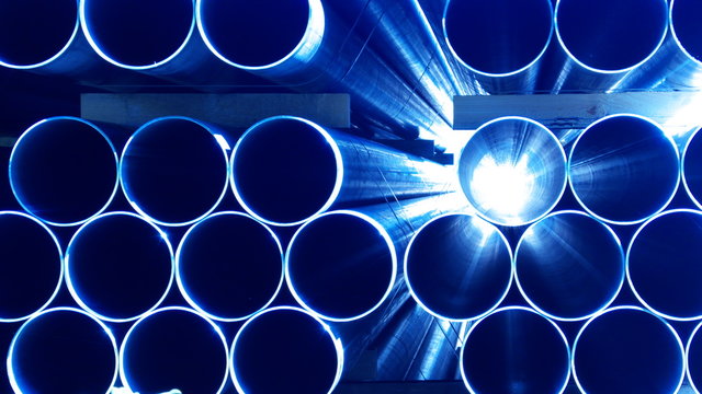 Industrie am Beispiel von Rohren aus Metall, Pipelines auf einem gro&szlig;en Stapel