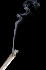 cigarette roulée sur fond noir