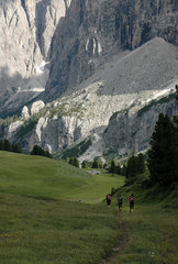 Fototapeta na wymiar Bergwanderer in den Dolomiten