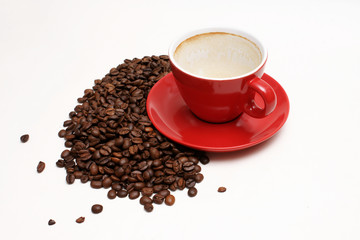 leere rote tasse kaffee mit frischen bohnen