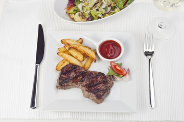 Steak und Pommes Frites auf einem Teller