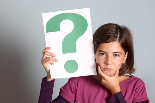 bambina mostra cartello con punto interrogativo