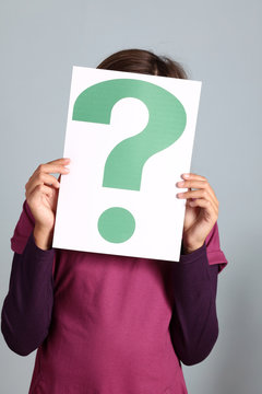 bambina mostra punto interrogativo