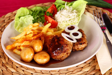 Frikadellen mit Pommes Frites