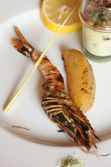 Gambas rôtie, pomme de terre et gratin de légumes