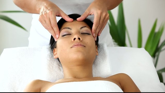 Jeune femme se faisant masser le visage