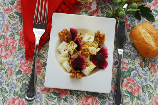 Formaggio Asino noci pistacchi e malvone - Fiori eduli