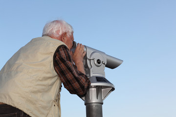 Senior und Fernrohr
