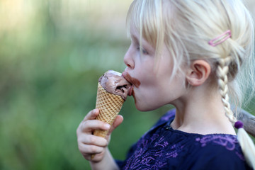 Kind und Eis