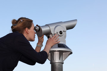 Frau und Fernrohr