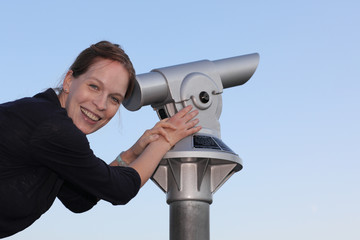 Frau und Fernrohr