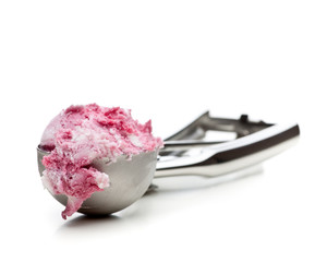 Nahaufnahme von Eisportionierer mit Amarenaeis