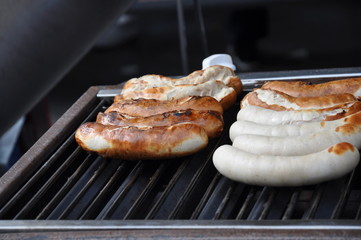 Bratwürste auf dem Grill