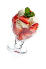 Erdbeerbecher isoliert auf weißem Hintergrund