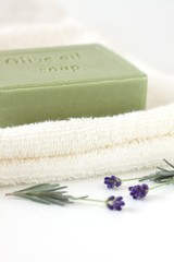 Seife auf Handtuch im Badezimmer