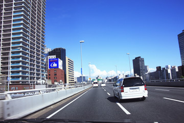 高速道路と高層ビル