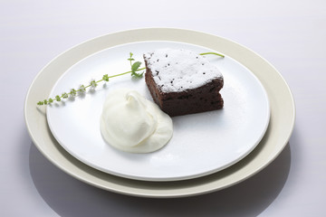 チョコレートケーキとクリーム