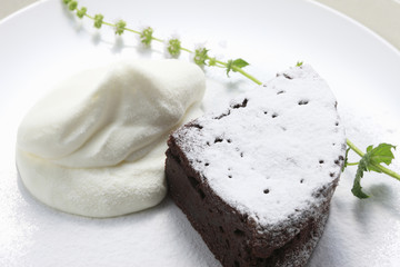 チョコレートケーキとクリーム
