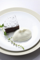 チョコレートケーキとクリーム