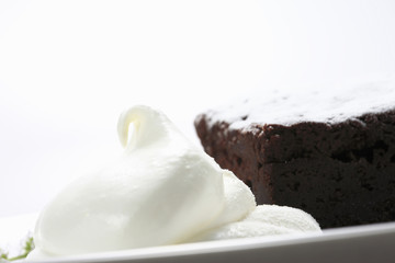 チョコレートケーキとクリーム