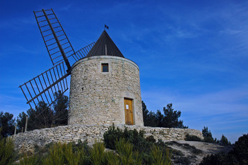 Fototapeta na wymiar Moulin à vent en Provence (Boulbon)