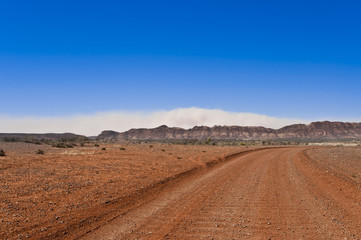 Fototapeta na wymiar Narodziny burzy piaskowej w australijskim buszu