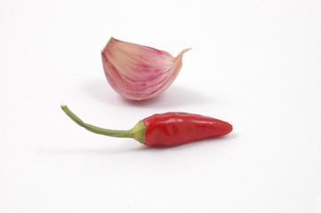 uno spicchio di aglio e un peperoncino