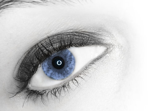 oeil bleu de belle femme sexy maquillée heureuse