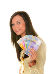 Frau mit Schweizer Franken Geldscheinen
