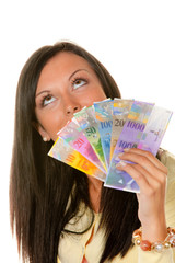 Frau mit Schweizer Franken Geldscheinen