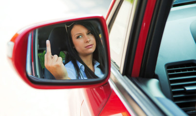 Frau ärgert sich beim Auto fahren