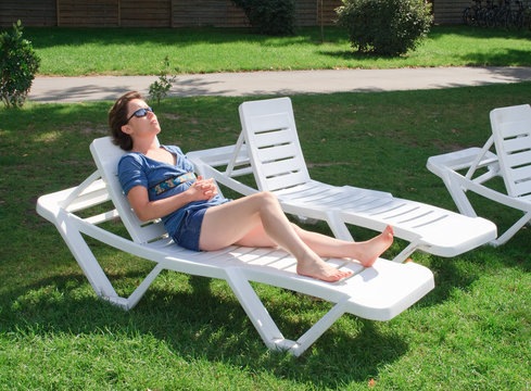 Femme sur bain de soleil