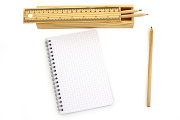 Cahier, crayons et trousse en bois