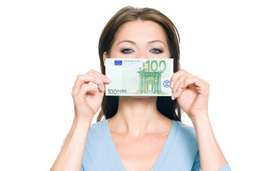 Hübsche Frau hält 100 Euro Geldschein