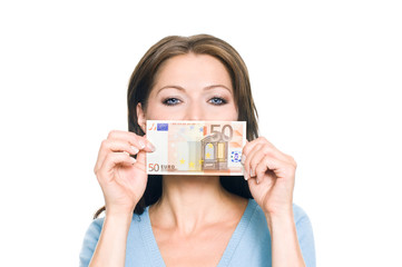 Hübsche Frau hält 50 Euro Geldschein
