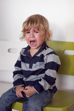 triste pleurer enfant b&eacute;b&eacute; assis seul chaine attente long p&eacute;nibl
