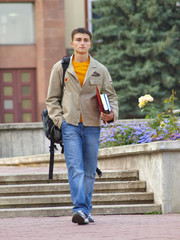 Obraz premium The walking student with books in hands
