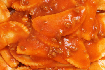 ravioli in tomaten soße