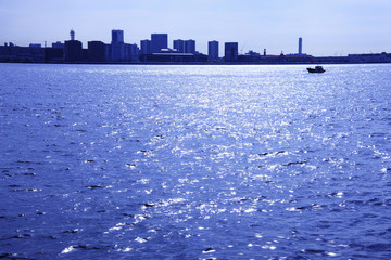 海とビル群