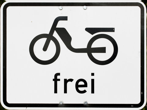 Verkehrsschild - Mofas frei