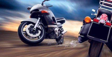 Plexiglas foto achterwand Twee motorfietsen op de snelheid op de buitenweg © Andrii IURLOV