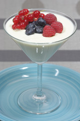 Nachspeise mit Beeren