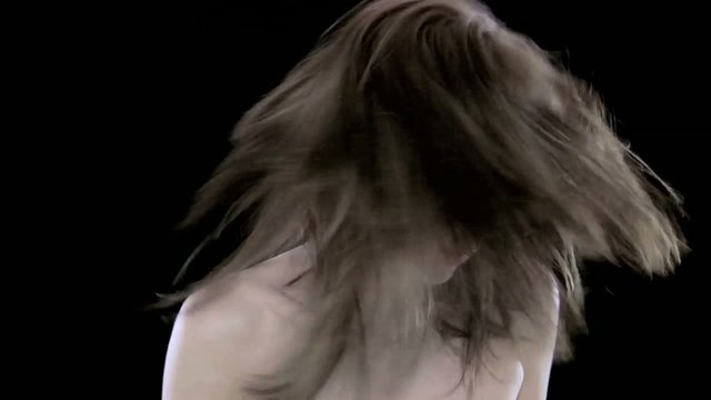 Ragazza muove la testa e i capelli
