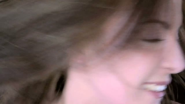 Primo piano di ragazza che muove la testa e i capelli