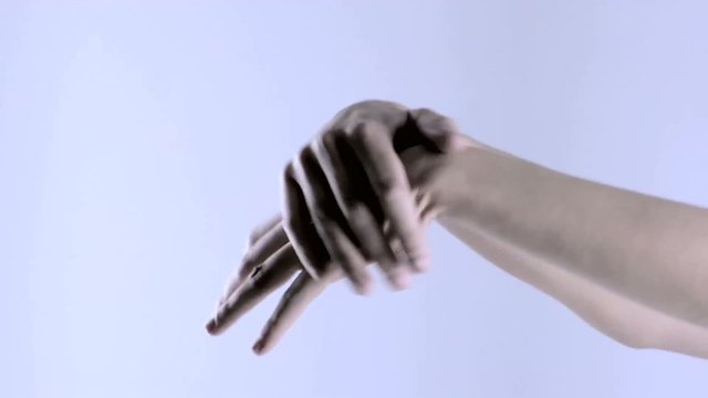 Mani si accarezzano