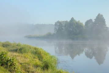 Fototapeta na wymiar Rzeka mgła