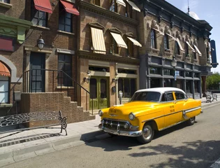 Papier Peint photo Vielles voitures Vieux taxi américain dans une vieille ville