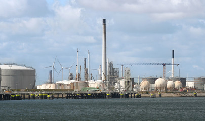 Obraz premium Wind turbines and Oil Industry in Rotterdam Harbor
