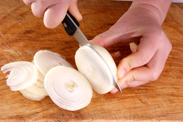 prepare organic onion to make a healthy soup